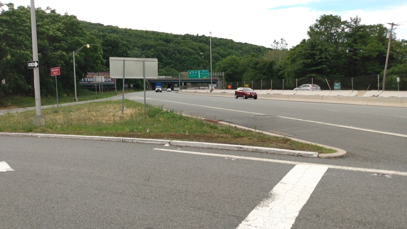 Route 17 northbound in New Jersey near the Ascend Cannabis Rochelle Park store entrance