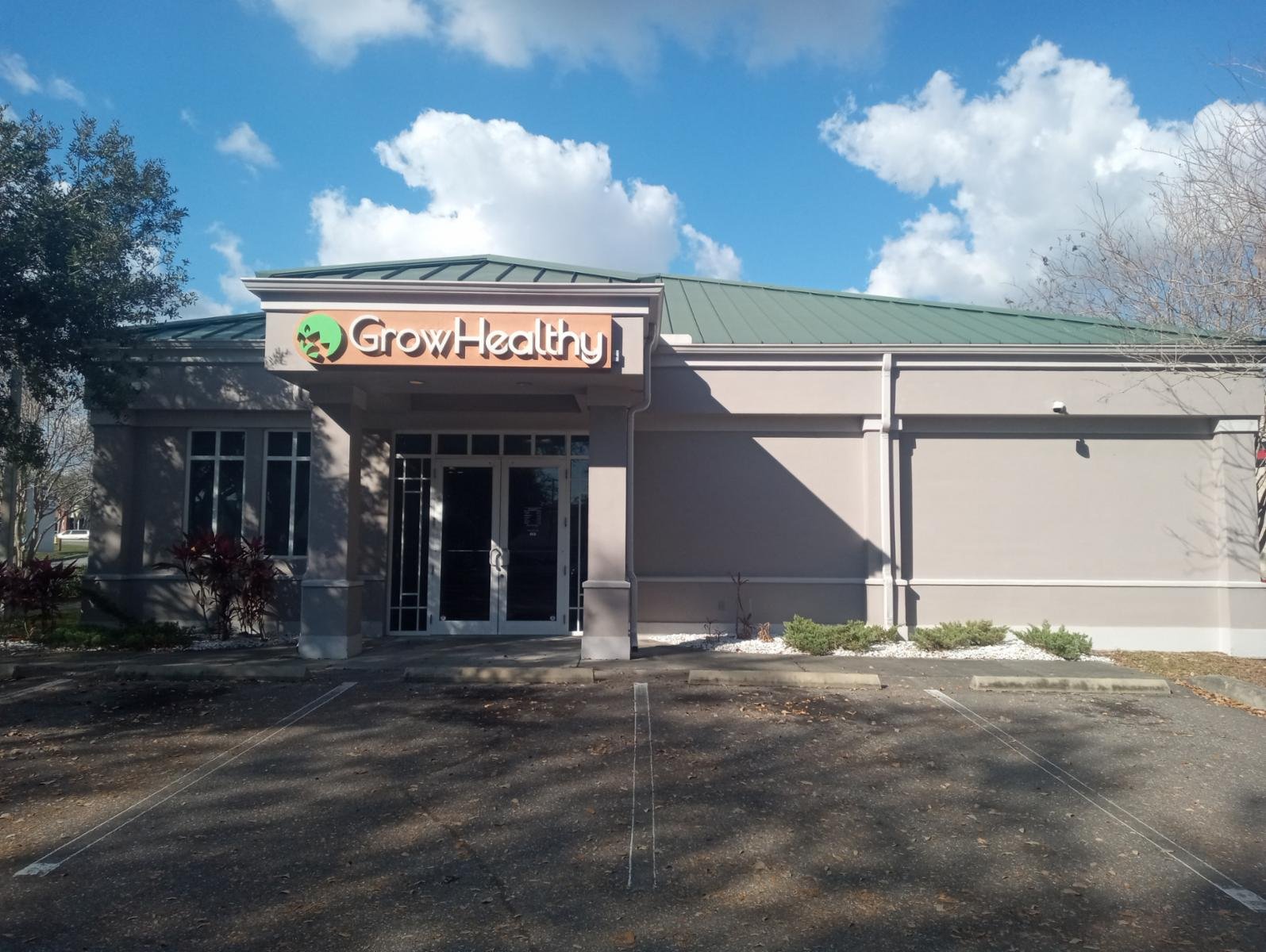 GrowHealthy dispensary storefront in Brandon Florida with the green leaf logo above the entrance, an iAnthus-owned MMTC