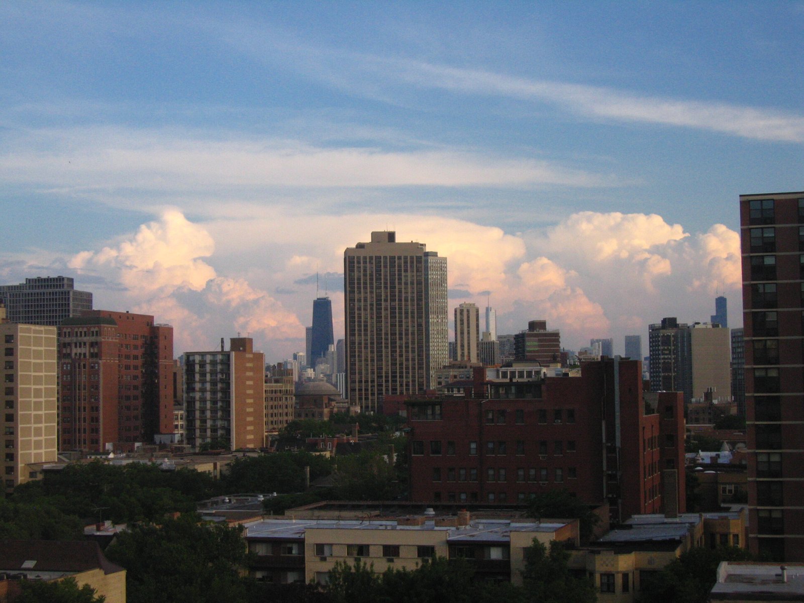 Chicago skyline at sunset seen from Lakeview, the home market for the three largest US cannabis MSOs and dozens of Illinois CRO-licensed cannabis brands