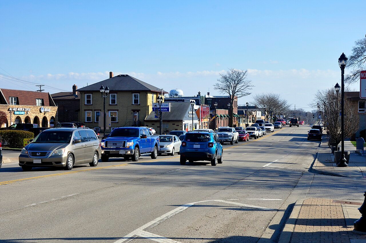 Downtown Mundelein Illinois street scene, RISE Mundelein cannabis consumption lounge sits a mile from this corridor